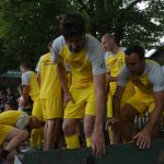 Zase za rok, skandovali fotbalisté Junioru u dudáka na náměstí