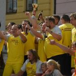 Zase za rok, skandovali fotbalisté Junioru u dudáka na náměstí