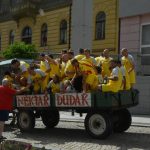 Zase za rok, skandovali fotbalisté Junioru u dudáka na náměstí