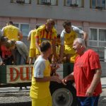 Zase za rok, skandovali fotbalisté Junioru u dudáka na náměstí