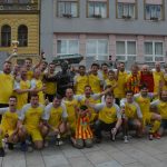 Zase za rok, skandovali fotbalisté Junioru u dudáka na náměstí