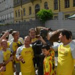 Zase za rok, skandovali fotbalisté Junioru u dudáka na náměstí
