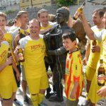 Zase za rok, skandovali fotbalisté Junioru u dudáka na náměstí