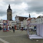 Velkoformátové fotografie zdobí českobudějovické náměstí Přemysla Otakara II.