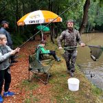 Malé rybáře déšť neodradil. Závodili na Ježkovském rybníku
