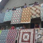 Kurz patchworku na Štědroníně ženy zakončily výstavou z balkonů
