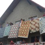 Kurz patchworku na Štědroníně ženy zakončily výstavou z balkonů
