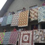 Kurz patchworku na Štědroníně ženy zakončily výstavou z balkonů
