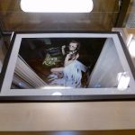 Šaty z papíru vystavují ve středověkých zdech soběslavského hradu do konce prázdnin