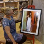 Šaty z papíru vystavují ve středověkých zdech soběslavského hradu do konce prázdnin