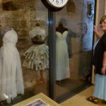 Šaty z papíru vystavují ve středověkých zdech soběslavského hradu do konce prázdnin