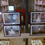 Šaty z papíru vystavují ve středověkých zdech soběslavského hradu do konce prázdnin