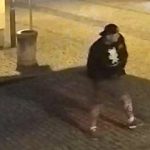 Poznáte muže na fotografiích? Policie žádá o pomoc