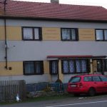 Stát ochrnutou ženu hodil s konečnou platností přes palubu