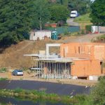 Novostavba u Jordánu se městskému architektovi nelíbí. Úřad ji povolil v záplavovém pásmu