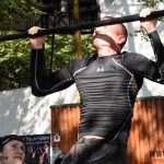 Silní muži a křehké dívky závodili v posilování u letního kina