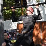 Silní muži a křehké dívky závodili v posilování u letního kina