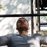 Silní muži a křehké dívky závodili v posilování u letního kina