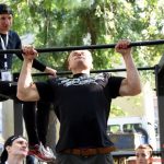 Silní muži a křehké dívky závodili v posilování u letního kina