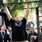 Silní muži a křehké dívky závodili v posilování u letního kina