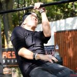 Silní muži a křehké dívky závodili v posilování u letního kina