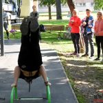 Silní muži a křehké dívky závodili v posilování u letního kina