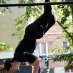 Silní muži a křehké dívky závodili v posilování u letního kina