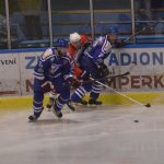 Strakoničtí hokejisté počtvrté za sebou vyhráli. V divoké přestřelce smetli Vimperk