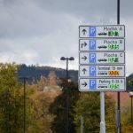 Naváděcí systém parkování se testuje. Auta ohlídají čidla a mobilní data