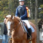 Hubertská jízda kolem hradu Šelmberk přilákala hodně jezdců i diváků