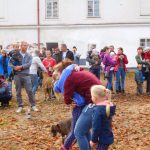 Hubertská jízda kolem hradu Šelmberk přilákala hodně jezdců i diváků