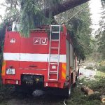 Na cisternu hasičů z Vimperka se zřítil strom