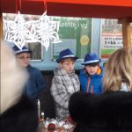 Děti se učily, jak se vydělávají peníze. Rodiče přispěli kremrolemi