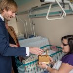 Ministr zdravotnictví prošel porodnici, kde se narodil. S hejtmankou viděl i první budějovické miminko