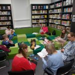 Děti se v knihovně převlékly do pyžam a poslouchaly pohádky