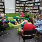 Děti se v knihovně převlékly do pyžam a poslouchaly pohádky