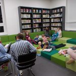 Děti se v knihovně převlékly do pyžam a poslouchaly pohádky