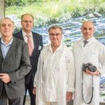 Ortopedicko-traumatologické oddělení prachatické nemocnice zdobí velkoplošné fotografie místního chirurga