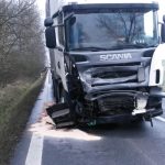 Tři nehody, jeden usmrcený, čtyři lehce zranění, osm vozidel. Policie vydala bilanci dnešní ranní nehody