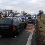 Tři nehody, jeden usmrcený, čtyři lehce zranění, osm vozidel. Policie vydala bilanci dnešní ranní nehody