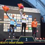 Z MS V CYKLOKROSU. Korunovace krále – medaile a šampaňské