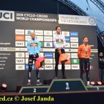 Z MS V CYKLOKROSU. Korunovace krále – medaile a šampaňské