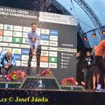 Z MS V CYKLOKROSU. Korunovace krále – medaile a šampaňské