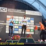 Z MS V CYKLOKROSU. Korunovace krále – medaile a šampaňské