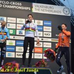 Z MS V CYKLOKROSU. Korunovace krále – medaile a šampaňské