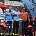 Z MS V CYKLOKROSU. Korunovace krále – medaile a šampaňské