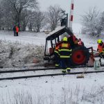 Ve Střelských Hošticích vjel vlak do traktoru