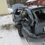 Octavia vjela pod vlak. Řidič vyvázl s lehkým zraněním