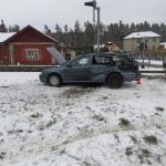 Octavia vjela pod vlak. Řidič vyvázl s lehkým zraněním