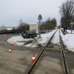 Octavia vjela pod vlak. Řidič vyvázl s lehkým zraněním